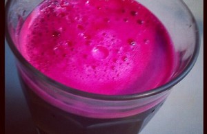 Styrkende smoothie med rødbete, gulrot og eple