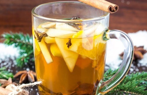 Hvordan lage en medisinsk te av eple, kanel, anis og nellik