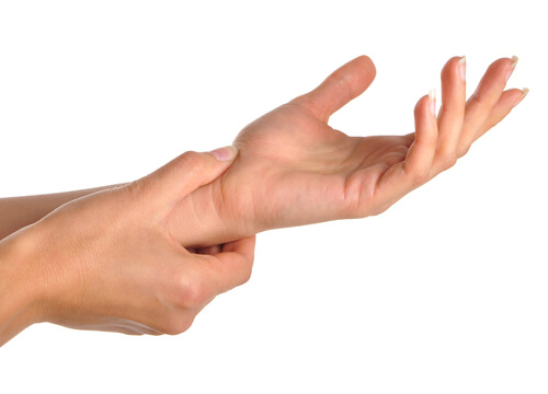Hva forårsaker smerter i hånden og håndleddet?