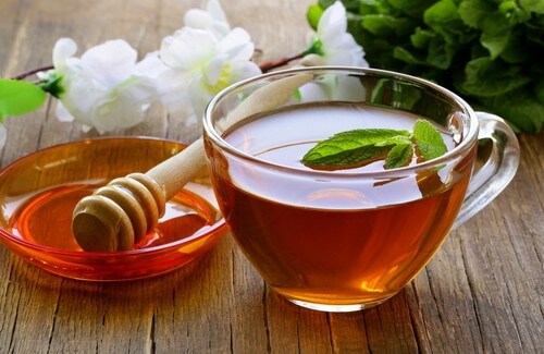 Rensende drikk med te, eddik og honning