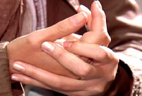 Er det skadelig å knekke fingrene?