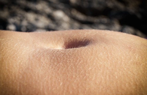 Tre naturlige midler for å rense navlen