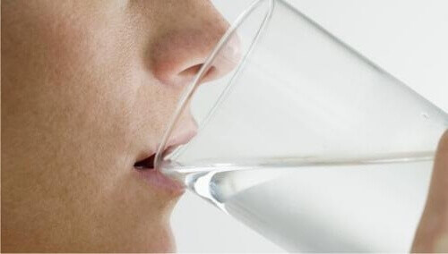 Fordeler med å drikke vann på tom mage