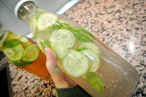 Deilig lemonade av agurk, ingefær og mynte