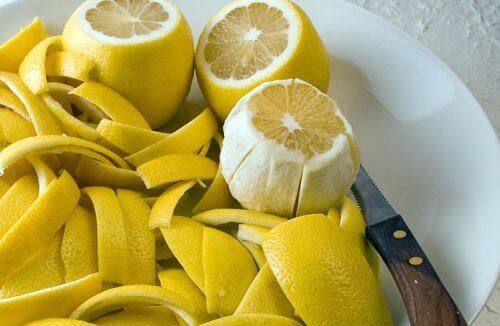 Hvordan kurere leddsmerter med sitronskall