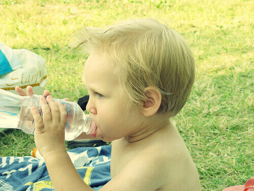 gutt drikker vann