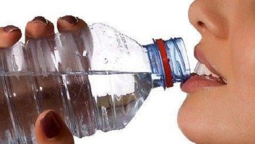 Er det trygt å drikke vann fra plastikkflasker?