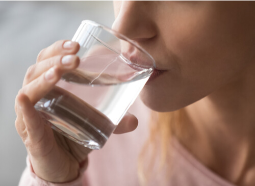 Er det sunt å drikke vann mens du spiser?