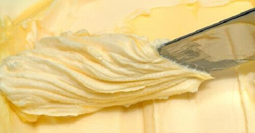 Hvordan du lager hjemmelaget smør med bare to ingredienser