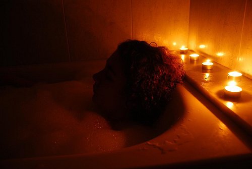 kvinne tar et bad