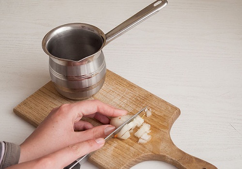 13 tips for å kutte løk uten tårer