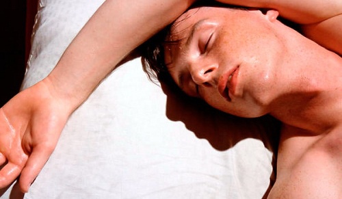 Er det normalt å svette mens du sover?