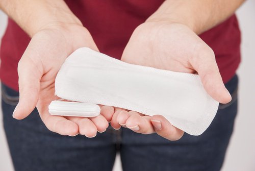 Modell mistet beinet etter bruk av tamponger