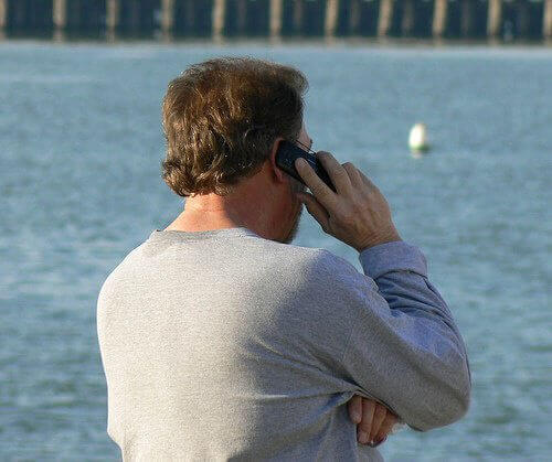 mann snakker i telefonen