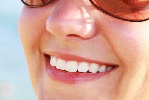 kvinne smiler