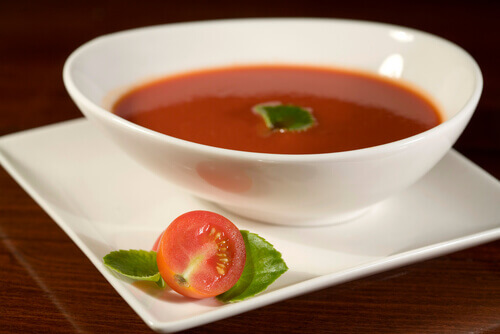lag tomatsaus hjemme