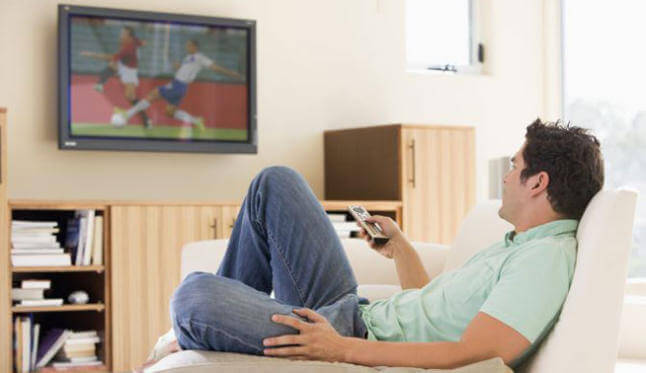 Hvorfor det er skadelig å spise foran TV-en