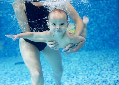 baby-som-svømmer