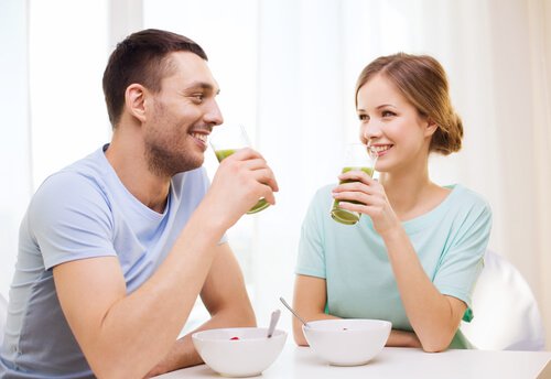 Par spiser frokost sammen