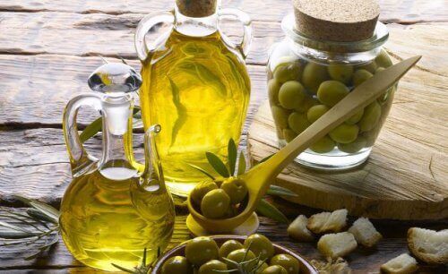 olivenolje hindrer avokadoen fra å oksidere. 
