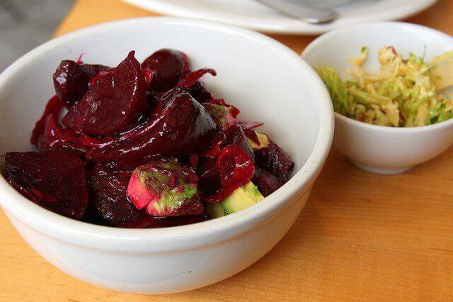 Å spise rødbete i salat
