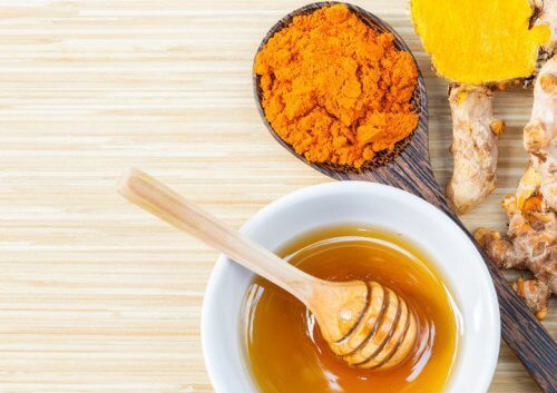 Behandling med gurkemeie og honning for leddsmerter