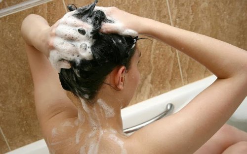 Nyt fordelene med eplecidereddik for håret ditt