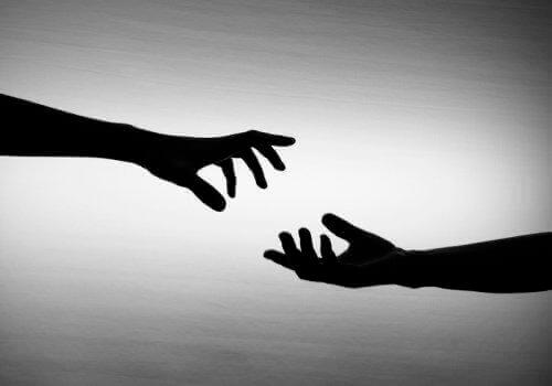 to hender som strekker seg mot hverandre