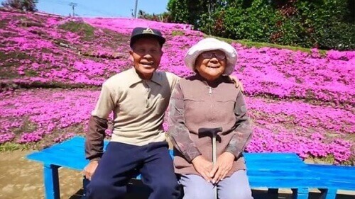 Mann planter 1000 blomster for sin blinde kone