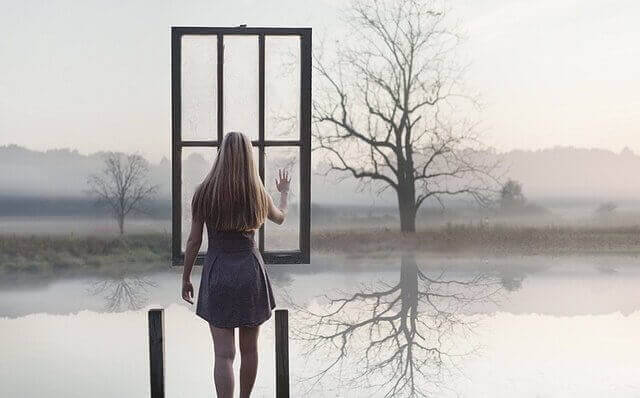 kvinne foran et vindu