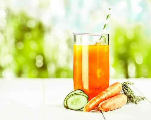 Juice med gulrot, eple, appelsin og agurk