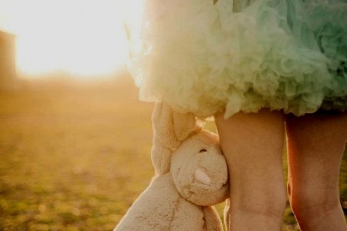 Liten jente holder et kosedyr