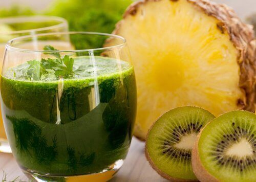 2-juice-med-ananas-og-kiwi