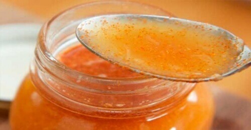 Idiotsikker naturlig remedie med honning og gurkemeie