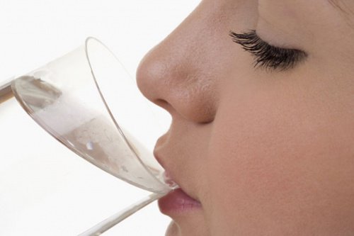 8 tegn på at du ikke drikker nok vann