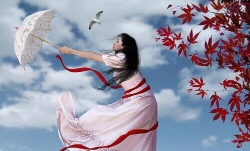 kvinne holder en paraply