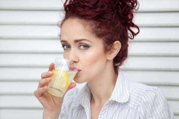kvinne drikker lemonade