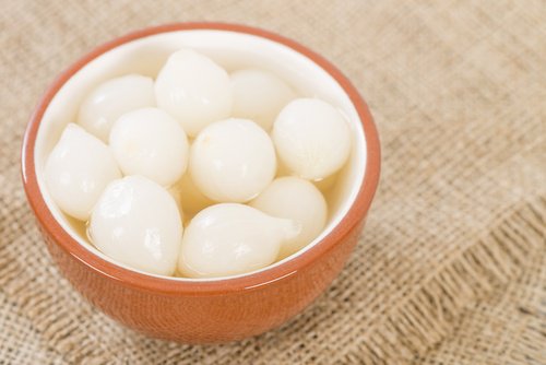 Naturlig behandling med løk og klar eddik for træler på føttene