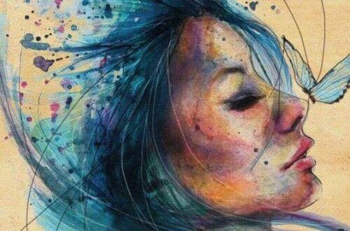 kvinne med blatt har