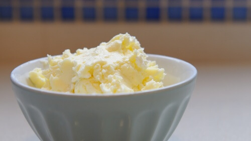 Kjernemelk mot mørke flekker