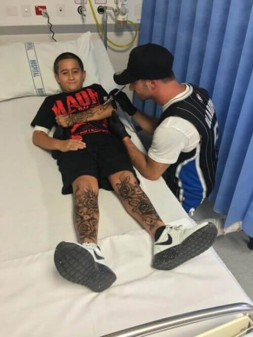 Mann gir "midlertidige tatoveringer" til syke barn for styrke