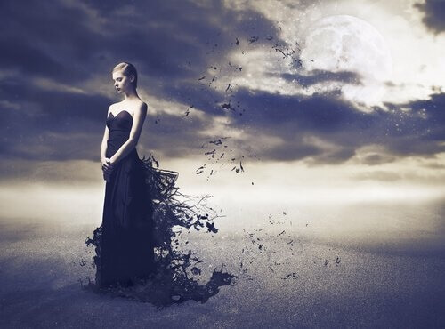 kvinne-med-svart-kjole-ma%cc%8ane