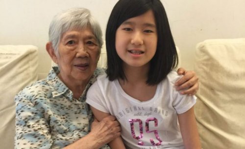 Jente lager en app for å kommunisere med sin bestemor