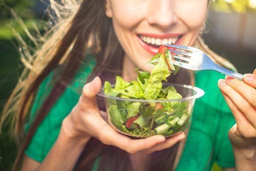 Kvinne spiser salat