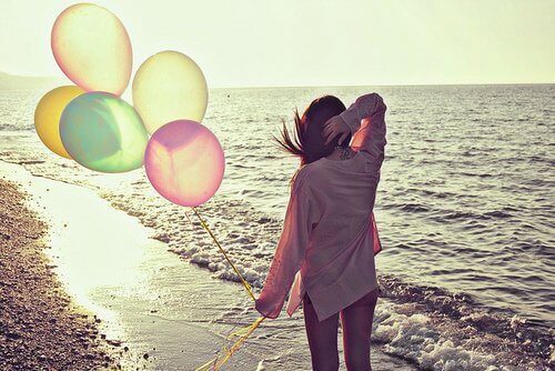 kvinne med ballonger