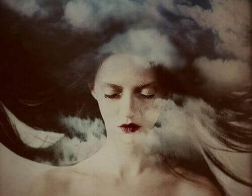 Kvinne med skyer rundt hodet