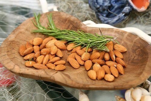 Rens huden din med mandel- og rosmarinvann