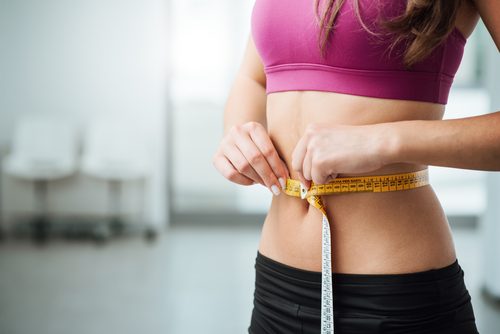 kvinner måler mage