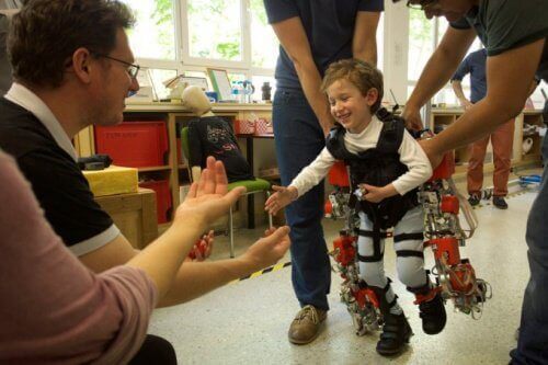 Dette eksoskjelettet kan hjelpe paraplegiske barn