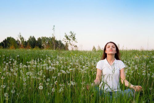 Du vil elske disse 7 måtene å naturlig forbedre humøret ditt på